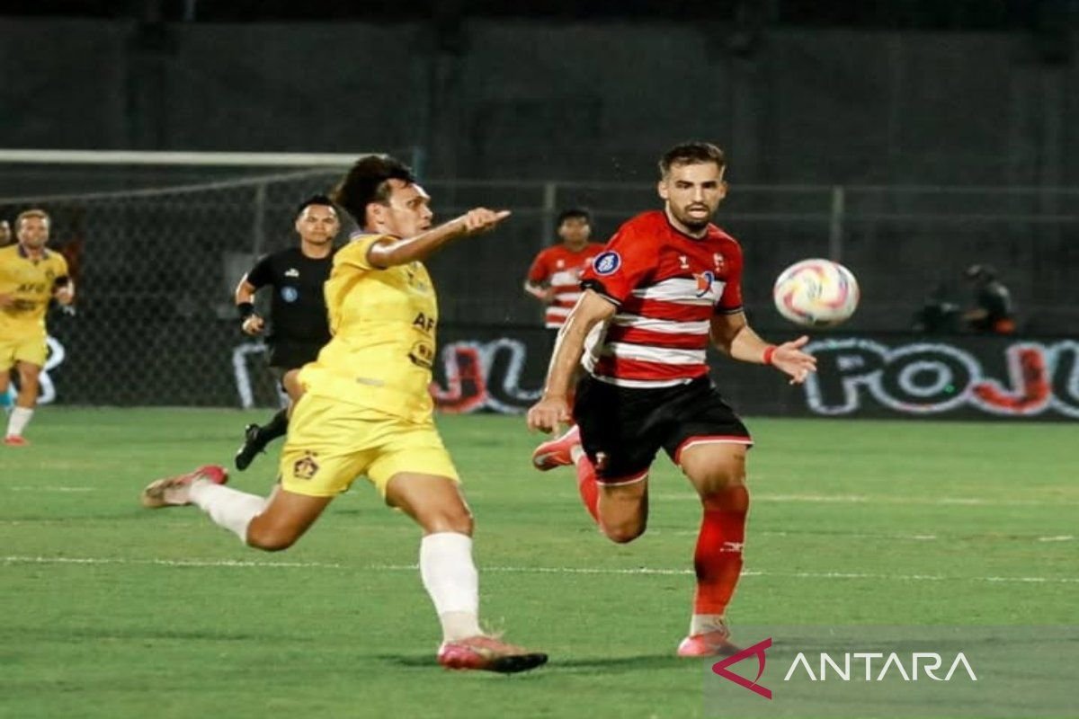 Here are some alternative titles for "Madura United tekuk Persik 2-1 di Bangkalan":

1. "Madura United Kalahkan Persik 2-1 di Bangkalan"
2. "Kemenangan Madura United atas Persik dengan Skor 2-1 di Bangkalan"
3. "Madura United Tundukkan Persik 2-1 di Pertandingan di Bangkalan"
4. "Madura United Raih Kemenangan 2-1 Melawan Persik di Bangkalan"
5. "Sukses Madura United: Menang 2-1 atas Persik di Bangkalan"
6. "Madura United Geser Persik 2-1 di Stadion Bangkalan"
7. "Madura United Ciptakan Keberhasilan 2-1 Atas Persik di Bangkalan" 

Feel free to choose any of these suggestions!