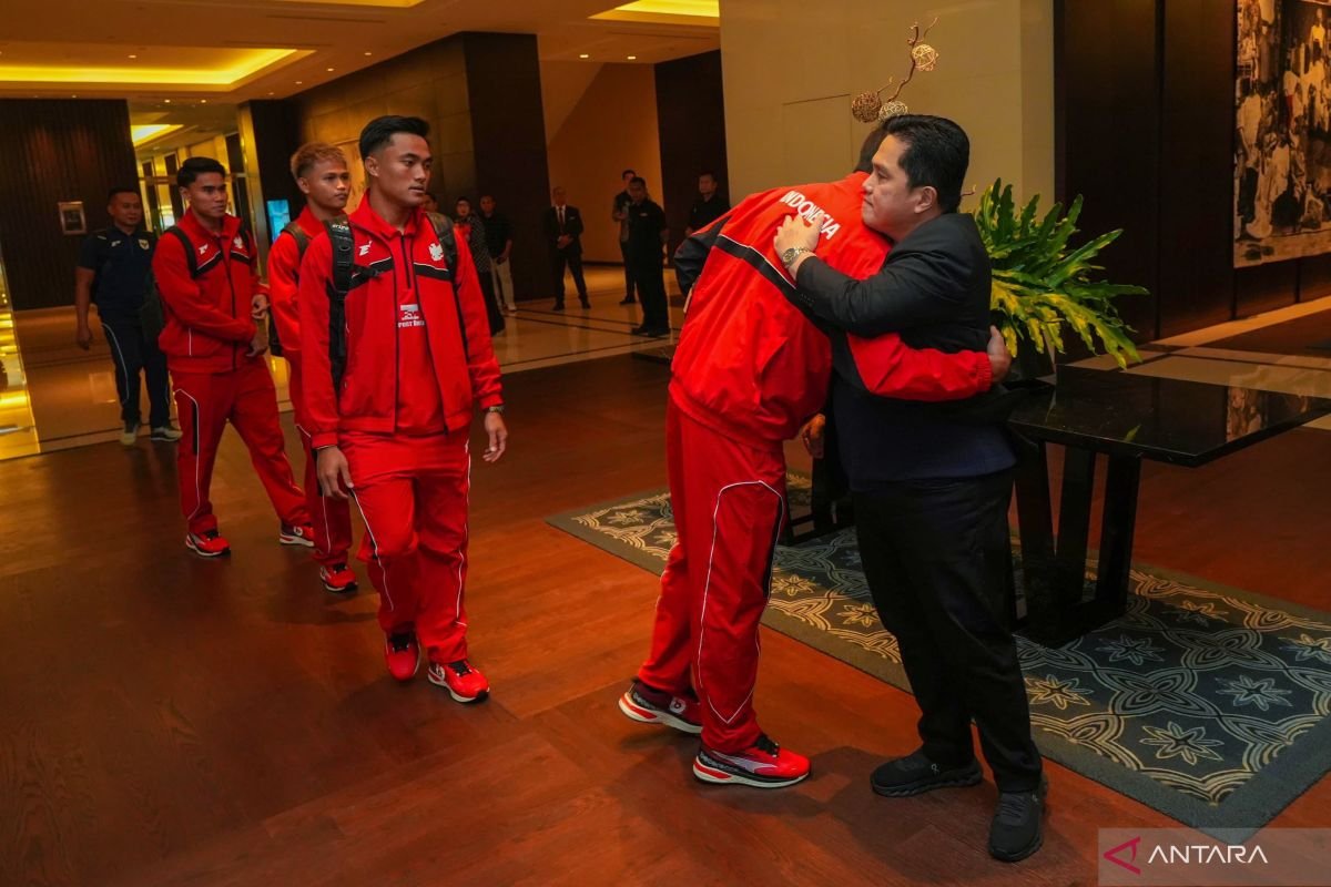 Here are some alternative titles for "Prediksi Susunan Pemain Timnas Indonesia vs Australia":

1. "Perkiraan Formasi Pemain Timnas Indonesia Melawan Australia"
2. "Analisis Susunan Pemain Indonesia dan Australia dalam Pertandingan"
3. "Prediksi Lineup: Timnas Indonesia vs Australia"
4. "Susunan Pemain: Indonesia Vs Australia, Apa yang Diharapkan?"
5. "Taktik dan Formasi: Menyongsong Pertandingan Indonesia vs Australia"
6. "Prabola Susunan Tim: Menghadapi Australia di Lapangan"
7. "Eksplorasi Lineup: Indonesia Bertemu Australia"
8. "Strategi Pertandingan: Prediksi Susunan Pemain Indonesia Vs Australia"

Feel free to choose any of these or mix and match elements to create your own!