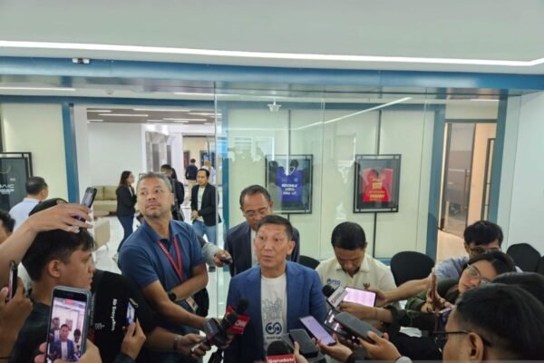 Here are some alternative titles for "Operator liga cermati ketat laga-laga akhir musim":

1. "Operator Liga Memantau Ketat Pertandingan Menjelang Akhir Musim"
2. "Pengawasan Ketat Operator Liga Terhadap Laga-Laga Penentu di Akhir Musim"
3. "Operator Liga Tinjau Cermat Pertandingan Krusial di Penghujung Musim"
4. "Pantauan Ketat Operator Liga Pada Pertandingan Akhir Musim"
5. "Operator Liga Perhatikan Secara Seksama Laga-Laga di Penutupan Musim"
6. "Operator Liga: Fokus Intens pada Pertandingan Akhir Musim"
7. "Operator Liga Menjaga Ketat Laga-Laga Euro yang Menentukan Musim"

Feel free to mix and match phrases or ask for more variations!