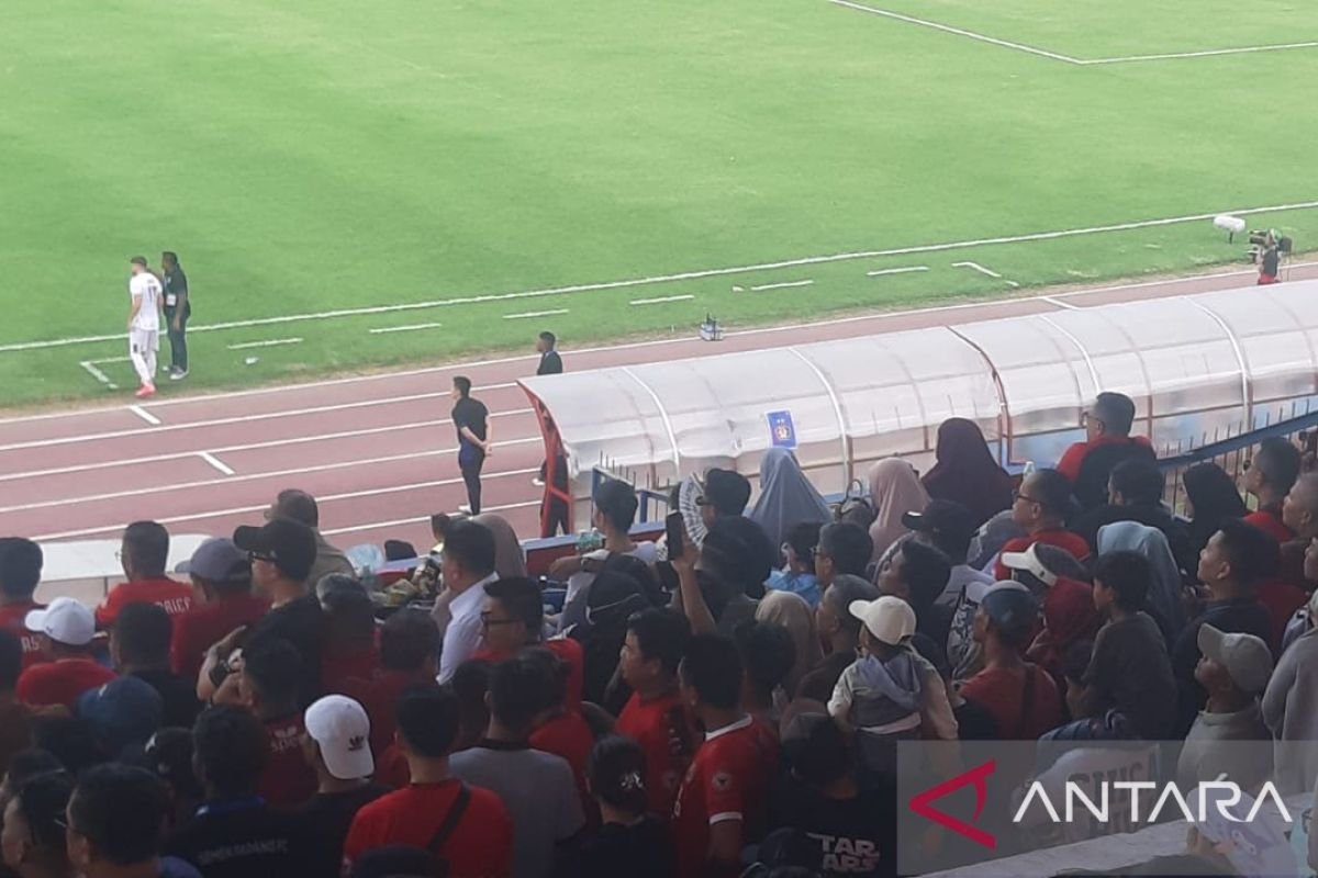 Pratama Arhan Observes Semen Padang's Match Against Persik