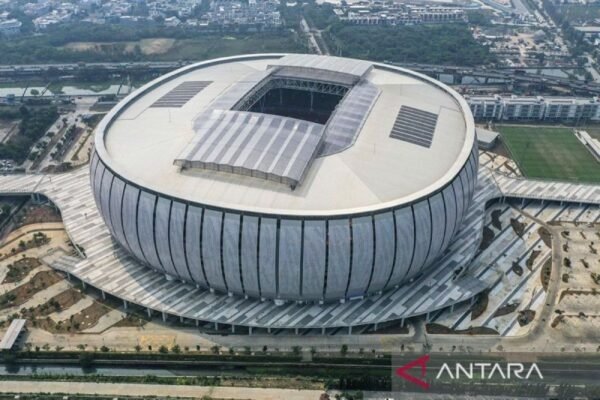 Here are some alternate title suggestions for "Inilah 18 kandang peserta BRI Super League 2025/2026":

1. "Discover the 18 Home Grounds of BRI Super League 2025/2026"
2. "Exploring the 18 Stadiums of BRI Super League 2025/2026"
3. "Introducing the 18 Venues of BRI Super League 2025/2026"
4. "A Look at the 18 Home Arenas for BRI Super League 2025/2026"
5. "Unveiling the 18 Participants' Stadiums in BRI Super League 2025/2026"
6. "The 18 Home Bases of BRI Super League 2025/2026"
7. "Showcasing the 18 Grounds for BRI Super League 2025/2026 Participants"
8. "Welcome to the 18 Kandang of BRI Super League 2025/2026" 
9. "Tour of the 18 Stadiums in BRI Super League 2025/2026"
10. "The 18 Exciting Stadiums of BRI Super League 2025/2026 Participants"

Feel free to mix and match elements from these suggestions!