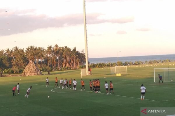 Berikut adalah beberapa alternatif judul untuk berita tentang laga persahabatan antara Bali United dan Bhayangkara Presisi Lampung:

1. "Bali United Bertanding Persahabatan Melawan Bhayangkara Presisi Lampung"
2. "Laga Persahabatan: Bali United Vs. Bhayangkara Presisi Lampung"
3. "Bali United Hadapi Bhayangkara Presisi Lampung dalam Pertandingan Persahabatan"
4. "Pertarungan Persahabatan: Bali United Menghadapi Bhayangkara Presisi Lampung"
5. "Bali United dan Bhayangkara Presisi Lampung Dukung Persahabatan Melalui Sepak Bola"

Semoga alternatif judul ini sesuai dengan kebutuhan Anda!