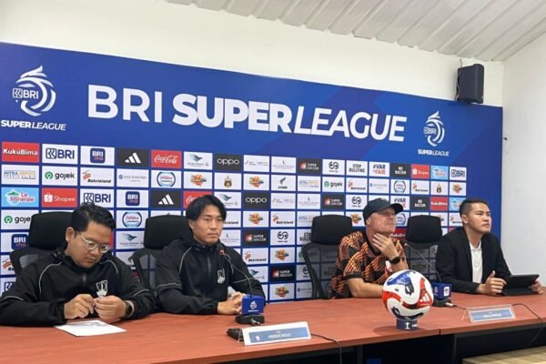 Berikut beberapa alternatif judul yang dapat Anda gunakan:

1. "Persis Berusaha Melangkah Maju, Tinggalkan Kenangan Masa Lalu Saat Hadapi Bhayangkara"
2. "Persis Ingin Lepas dari Bayang-Bayang Masa Lalu dalam Laga Melawan Bhayangkara"
3. "Menatap Masa Depan: Persis Tak Mau Terperangkap Kenangan Saat Bertemu Bhayangkara"
4. "Persis: Melawan Bhayangkara Tanpa Terpengaruh Masa Lalu"
5. "Menghadapi Bhayangkara: Persis Tanggalkan Beban Masa Lalu"
6. "Persis Fokus pada Pertandingan, Hindari Bayang-Bayang Masa Lalu di Laga Melawan Bhayangkara"
7. "Persis Bertekad Sukses Tanpa Terbawa Masa Lalu saat Jumpa Bhayangkara"

Silakan pilih atau sesuaikan dengan kebutuhan Anda!
