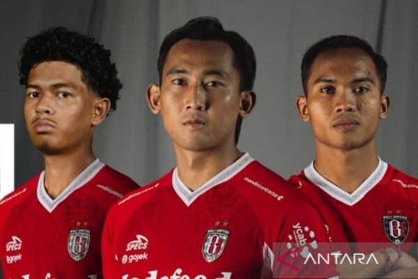 Berikut beberapa alternatif judul untuk "Bali United Pinjamkan Tiga Pemain ke Liga 2 dan 3":

1. "Bali United Meminjamkan Tiga Pemain ke Liga 2 dan 3"
2. "Tiga Pemain Bali United Dipinjamkan ke Liga 2 dan 3"
3. "Langkah Strategis: Bali United Pinjamkan Tiga Pemain ke Liga 2 dan 3"
4. "Bali United Kirim Tiga Pemainnya ke Liga 2 dan 3 untuk Mendapatkan Pengalaman"
5. "Bali United Melepas Tiga Pemain ke Liga 2 dan 3 Sementara"
6. "Pengembangan Karier Pemain: Bali United Pinjamkan Tiga Talenta ke Liga 2 dan 3"
7. "Bali United: Tiga Pemain Dipinjamkan untuk Mengasah Skill di Liga 2 dan 3"
8. "Bali United Mendukung Liga 2 dan 3 dengan Meminjamkan Tiga Pemain"

Semoga alternatif judul ini bermanfaat!