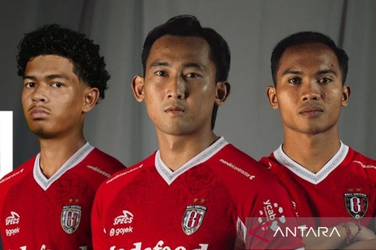 Berikut beberapa alternatif judul untuk "Bali United Pinjamkan Tiga Pemain ke Liga 2 dan 3":

1. "Bali United Meminjamkan Tiga Pemain ke Liga 2 dan 3"
2. "Tiga Pemain Bali United Dipinjamkan ke Liga 2 dan 3"
3. "Langkah Strategis: Bali United Pinjamkan Tiga Pemain ke Liga 2 dan 3"
4. "Bali United Kirim Tiga Pemainnya ke Liga 2 dan 3 untuk Mendapatkan Pengalaman"
5. "Bali United Melepas Tiga Pemain ke Liga 2 dan 3 Sementara"
6. "Pengembangan Karier Pemain: Bali United Pinjamkan Tiga Talenta ke Liga 2 dan 3"
7. "Bali United: Tiga Pemain Dipinjamkan untuk Mengasah Skill di Liga 2 dan 3"
8. "Bali United Mendukung Liga 2 dan 3 dengan Meminjamkan Tiga Pemain"

Semoga alternatif judul ini bermanfaat!