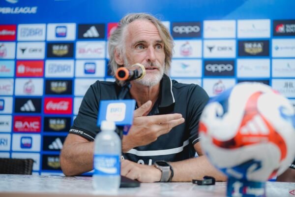 Berikut adalah beberapa alternatif judul yang bisa digunakan:

1. "Jan Olde: Keseimbangan Jadi Kunci Kemenangan Dewa atas Persija"
2. "Strategi Jan Olde: Keseimbangan Sebagai Senjata Ampuh Melawan Persija"
3. "Keseimbangan Menurut Jan Olde: Kunci Sukses Dewa dalam Pertarungan Melawan Persija"
4. "Jan Olde: Mengungkap Pentingnya Keseimbangan dalam Pertandingan Melawan Persija"
5. "Kunci Kemenangan Dewa Atas Persija: Jan Olde dan Konsep Keseimbangan" 

Semoga salah satu dari judul-judul ini sesuai dengan yang Anda cari!