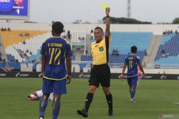 Pelatih Arema: Keputusan Wasit Jadi Faktor Kunci Kekalahan dari Borneo