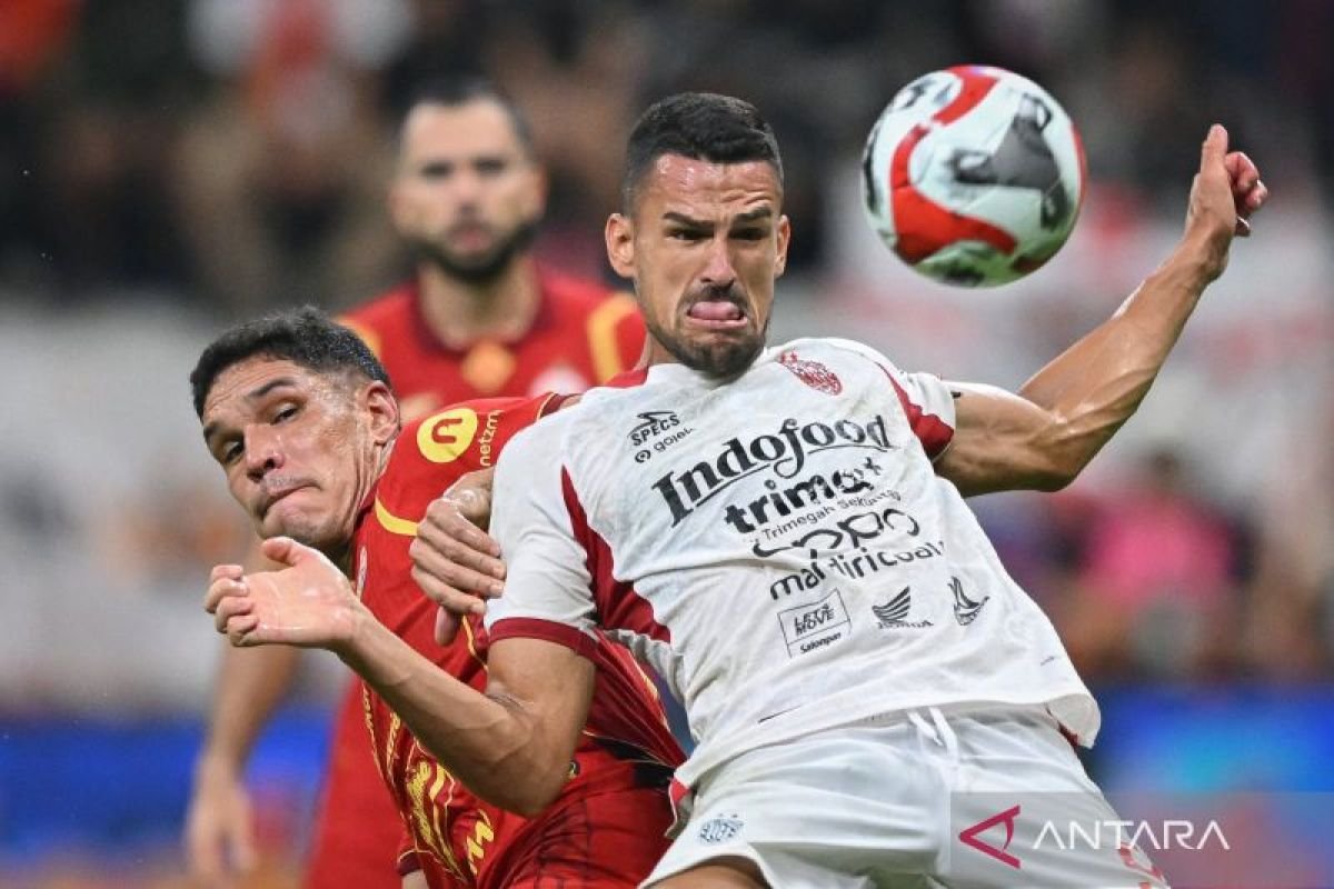 Berikut adalah beberapa alternatif judul untuk "Pelatih Bali United sayangkan serangan balik terbuang percuma":

1. "Pelatih Bali United Menyesalkan Pemborosan Serangan Balik"
2. "Bali United: Pelatih Sayangkan Peluang Serangan Balik yang Hilang"
3. "Serangan Balik Terbuang, Pelatih Bali United Merasa Kecewa"
4. "Pelatih Bali United: Kesempatan Serangan Balik Tidak Dimanfaatkan"
5. "Pelatih Bali United Mengungkapkan Kekecewaan atas Serangan Balik yang Tak Maksimal"
6. "Peluang Hilang: Pelatih Bali United Soroti Efisiensi Serangan Balik"

Semoga bisa membantu!