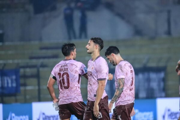 Here are some alternative titles for "OKS ingin Persik Kediri enggan kehilangan poin hadapi Persija Jakarta":

1. "Persik Kediri Bertekad Amankan Poin Melawan Persija Jakarta"
2. "OKS Ingin Persik Kediri Tampil Optimal Hadapi Persija Jakarta"
3. "Persik Kediri Siap Berjuang untuk Poin Penuh Kontra Persija Jakarta"
4. "Bertandang ke Jakarta, Persik Kediri Tak Mau Kehilangan Poin"
5. "Tekad Persik Kediri: Pertahankan Poin di Laga Kontra Persija"
6. "OKS Optimis Persik Kediri Bisa Raih Poin Melawan Persija Jakarta"
7. "Persik Kediri Siap Berjuang Mati-matian Hadapi Persija Jakarta"
8. "Menghadapi Persija, Persik Kediri Berharap Tak Kehilangan Poin"
9. "Laga Krusial: Persik Kediri Berusaha Tak Kehilangan Angka vs Persija"
10. "Momentum Penting: Persik Kediri Berusaha Amankan Poin di Jakarta"

Feel free to choose any of these alternatives or let me know if you'd like more options!