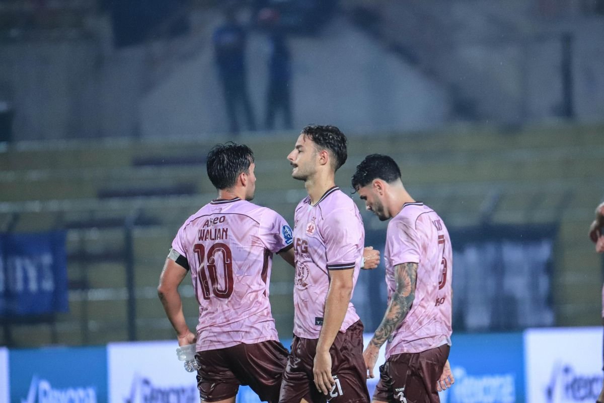 Here are some alternative titles for "OKS ingin Persik Kediri enggan kehilangan poin hadapi Persija Jakarta":

1. "Persik Kediri Bertekad Amankan Poin Melawan Persija Jakarta"
2. "OKS Ingin Persik Kediri Tampil Optimal Hadapi Persija Jakarta"
3. "Persik Kediri Siap Berjuang untuk Poin Penuh Kontra Persija Jakarta"
4. "Bertandang ke Jakarta, Persik Kediri Tak Mau Kehilangan Poin"
5. "Tekad Persik Kediri: Pertahankan Poin di Laga Kontra Persija"
6. "OKS Optimis Persik Kediri Bisa Raih Poin Melawan Persija Jakarta"
7. "Persik Kediri Siap Berjuang Mati-matian Hadapi Persija Jakarta"
8. "Menghadapi Persija, Persik Kediri Berharap Tak Kehilangan Poin"
9. "Laga Krusial: Persik Kediri Berusaha Tak Kehilangan Angka vs Persija"
10. "Momentum Penting: Persik Kediri Berusaha Amankan Poin di Jakarta"

Feel free to choose any of these alternatives or let me know if you'd like more options!